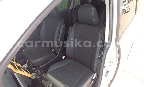 Acheter Occasion Voiture Toyota Voxy Blanc à Beitbridge, Matabeleland South Acheter Occasion Voiture Toyota Voxy Blanc à Beitbridge, Matabeleland South