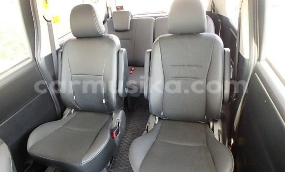 Acheter Occasion Voiture Toyota Voxy Blanc à Beitbridge, Matabeleland South Acheter Occasion Voiture Toyota Voxy Blanc à Beitbridge, Matabeleland South