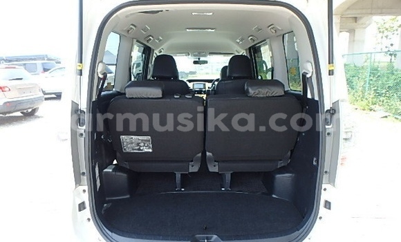 Acheter Occasion Voiture Toyota Voxy Blanc à Beitbridge, Matabeleland South Acheter Occasion Voiture Toyota Voxy Blanc à Beitbridge, Matabeleland South