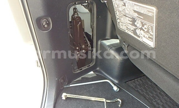 Acheter Occasion Voiture Toyota Voxy Blanc à Beitbridge, Matabeleland South Acheter Occasion Voiture Toyota Voxy Blanc à Beitbridge, Matabeleland South