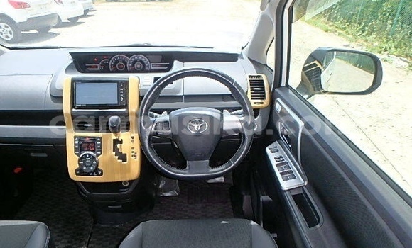 Acheter Occasion Voiture Toyota Voxy Blanc à Beitbridge, Matabeleland South Acheter Occasion Voiture Toyota Voxy Blanc à Beitbridge, Matabeleland South