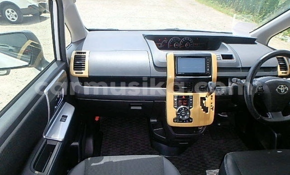 Acheter Occasion Voiture Toyota Voxy Blanc à Beitbridge, Matabeleland South Acheter Occasion Voiture Toyota Voxy Blanc à Beitbridge, Matabeleland South