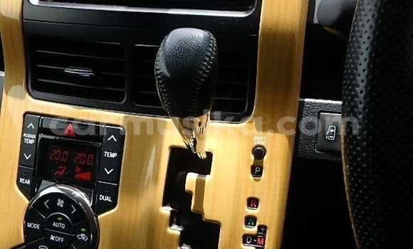 Acheter Occasion Voiture Toyota Voxy Blanc à Beitbridge, Matabeleland South Acheter Occasion Voiture Toyota Voxy Blanc à Beitbridge, Matabeleland South