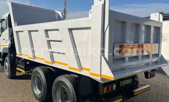 Acheter Occasion Voiture Nissan Urvan Blanc à Beitbridge, Matabeleland South Acheter Occasion Voiture Nissan Urvan Blanc à Beitbridge, Matabeleland South