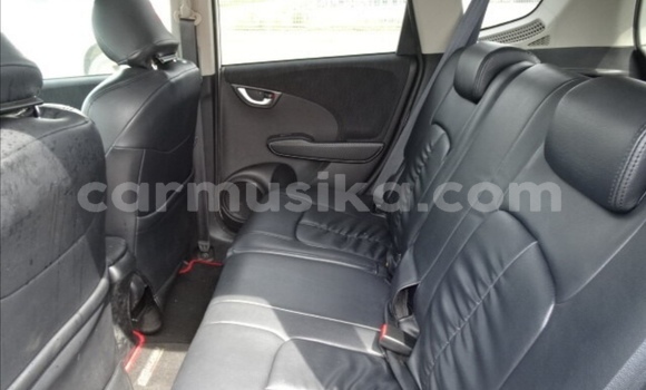 Acheter Occasion Voiture Honda Fit Blanc à Beitbridge, Matabeleland South Acheter Occasion Voiture Honda Fit Blanc à Beitbridge, Matabeleland South