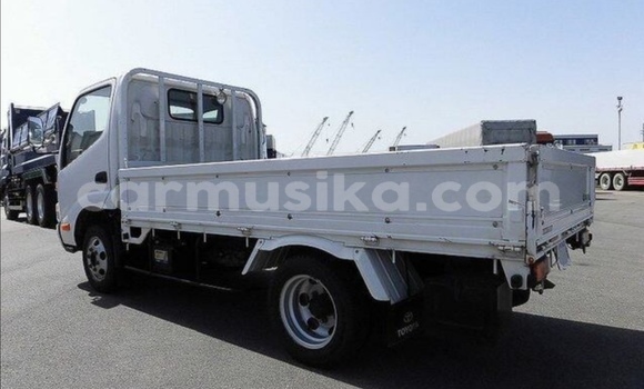 Nunua Ilio tumika Toyota Dyna Nyeupe Lori ndani ya Beitbridge nchini Matabeleland Kusini Nunua Ilio tumika Toyota Dyna Nyeupe Lori ndani ya Beitbridge nchini Matabeleland Kusini