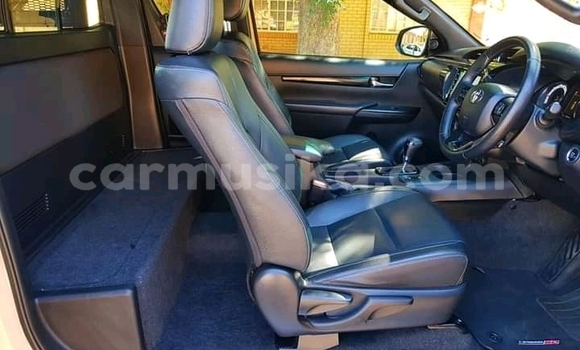 Tenga Tsaru Toyota Hilux Beige Mota in Emerald Hill in Harare Tenga Tsaru Toyota Hilux Beige Mota in Emerald Hill in Harare