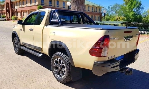 Tenga Tsaru Toyota Hilux Beige Mota in Emerald Hill in Harare Tenga Tsaru Toyota Hilux Beige Mota in Emerald Hill in Harare