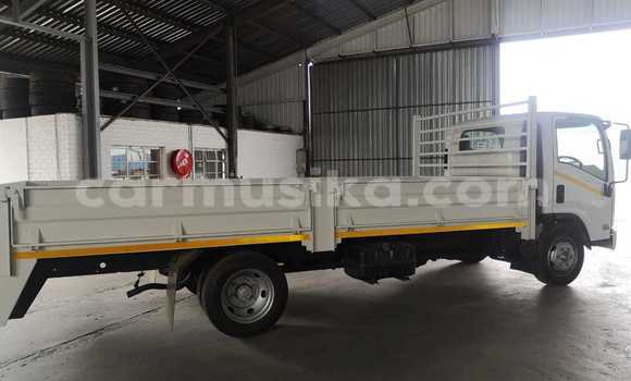 Nunua Ilio tumika Isuzu FTR 850 Nyeupe Lori ndani ya Willowvale nchini Harare