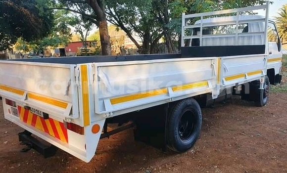 Nunua Ilio tumika Toyota Dyna Nyeupe Gari ndani ya Willowvale nchini Harare Nunua Ilio tumika Toyota Dyna Nyeupe Gari ndani ya Willowvale nchini Harare