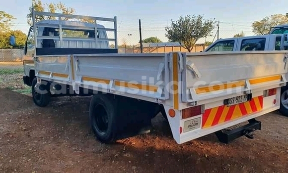 Nunua Ilio tumika Toyota Dyna Nyeupe Gari ndani ya Willowvale nchini Harare Nunua Ilio tumika Toyota Dyna Nyeupe Gari ndani ya Willowvale nchini Harare