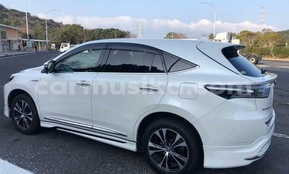 Acheter Import Voiture Toyota Harrier Blanc à Beitbridge, Matabeleland South Acheter Import Voiture Toyota Harrier Blanc à Beitbridge, Matabeleland South
