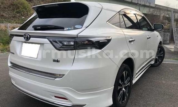 Acheter Import Voiture Toyota Harrier Blanc à Beitbridge, Matabeleland South Acheter Import Voiture Toyota Harrier Blanc à Beitbridge, Matabeleland South