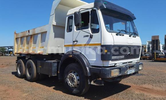 Nunua Ilio tumika Mercedes‒Benz Tipper Nyeupe Lori ndani ya Beitbridge nchini Matabeleland Kusini