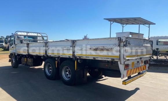 Nunua Ilio tumika Isuzu FTR 850 Nyeupe Lori ndani ya Beitbridge nchini Matabeleland Kusini Nunua Ilio tumika Isuzu FTR 850 Nyeupe Lori ndani ya Beitbridge nchini Matabeleland Kusini