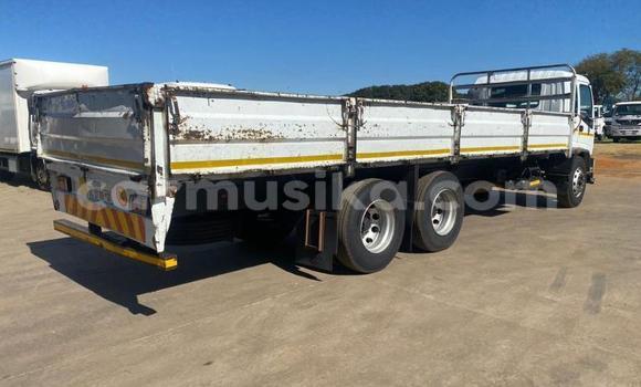 Nunua Ilio tumika Isuzu FTR 850 Nyeupe Lori ndani ya Beitbridge nchini Matabeleland Kusini Nunua Ilio tumika Isuzu FTR 850 Nyeupe Lori ndani ya Beitbridge nchini Matabeleland Kusini