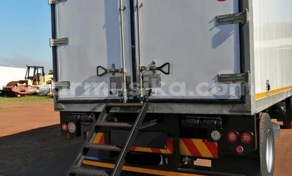 Nunua Ilio tumika Hino 300 Series Nyeupe Lori ndani ya Beitbridge nchini Matabeleland Kusini Nunua Ilio tumika Hino 300 Series Nyeupe Lori ndani ya Beitbridge nchini Matabeleland Kusini