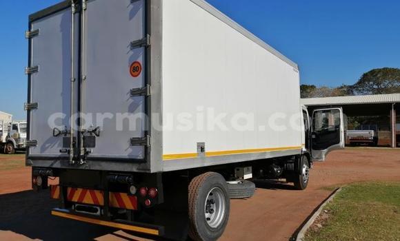 Nunua Ilio tumika Hino 300 Series Nyeupe Lori ndani ya Beitbridge nchini Matabeleland Kusini Nunua Ilio tumika Hino 300 Series Nyeupe Lori ndani ya Beitbridge nchini Matabeleland Kusini