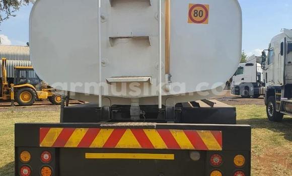 Acheter Occasion Utilitaire Nissan UD Blanc à Beitbridge, Matabeleland South Acheter Occasion Utilitaire Nissan UD Blanc à Beitbridge, Matabeleland South