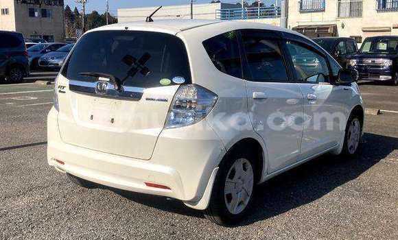 Acheter Occasion Voiture Honda Fit Blanc à Beitbridge, Matabeleland South Acheter Occasion Voiture Honda Fit Blanc à Beitbridge, Matabeleland South