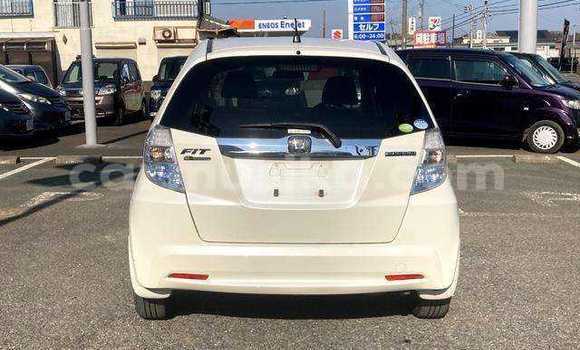 Acheter Occasion Voiture Honda Fit Blanc à Beitbridge, Matabeleland South Acheter Occasion Voiture Honda Fit Blanc à Beitbridge, Matabeleland South