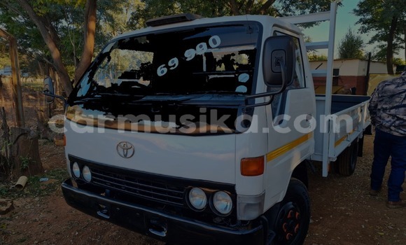 Nunua Ilio tumika Toyota Dyna Nyeupe Lori ndani ya Willowvale nchini Harare