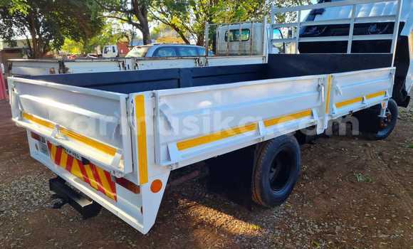 Nunua Ilio tumika Toyota Dyna Nyeupe Lori ndani ya Willowvale nchini Harare Nunua Ilio tumika Toyota Dyna Nyeupe Lori ndani ya Willowvale nchini Harare