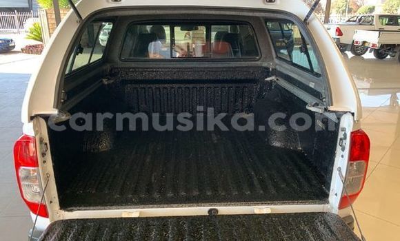 Nunua Ilio tumika Nissan Navara Nyeupe Gari ndani ya Beitbridge nchini Matabeleland Kusini Nunua Ilio tumika Nissan Navara Nyeupe Gari ndani ya Beitbridge nchini Matabeleland Kusini