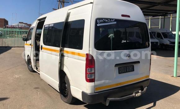 Nunua Ilio tumika Toyota Commuter Nyeupe Gari ndani ya Harare nchini Harare