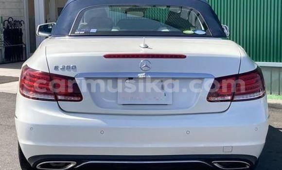 Acheter Import Voiture Mercedes-Benz E-Classe Blanc à Beitbridge, Matabeleland South Acheter Import Voiture Mercedes-Benz E-Classe Blanc à Beitbridge, Matabeleland South