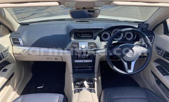 Acheter Import Voiture Mercedes-Benz E-Classe Blanc à Beitbridge, Matabeleland South Acheter Import Voiture Mercedes-Benz E-Classe Blanc à Beitbridge, Matabeleland South