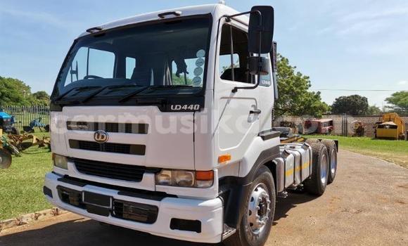 Nunua Ilio tumika Nissan UD Nyeupe Lori ndani ya Beitbridge nchini Matabeleland Kusini Nunua Ilio tumika Nissan UD Nyeupe Lori ndani ya Beitbridge nchini Matabeleland Kusini