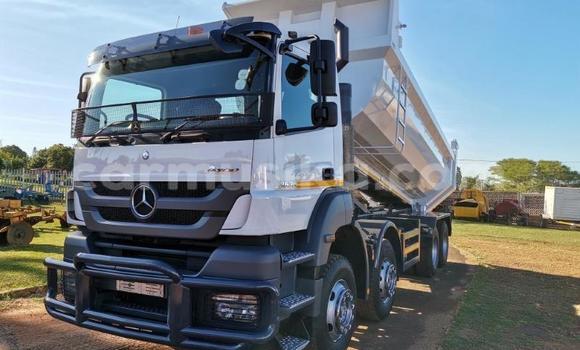 Nunua Ilio tumika Mercedes‒Benz Tipper Nyeupe Lori ndani ya Beitbridge nchini Matabeleland Kusini