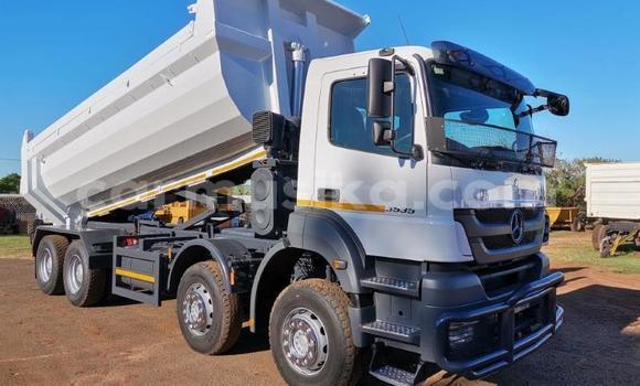 Acheter Occasion Utilitaire Mercedes‒Benz Tipper Blanc à Beitbridge, Matabeleland South Acheter Occasion Utilitaire Mercedes‒Benz Tipper Blanc à Beitbridge, Matabeleland South