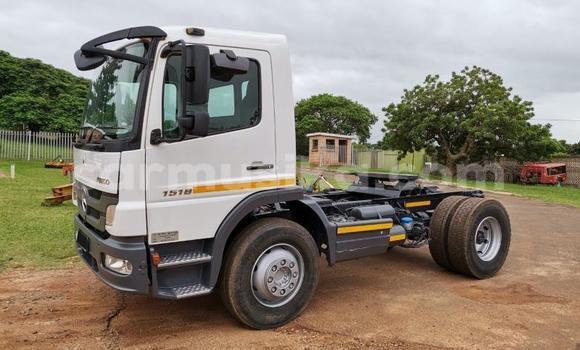 Tenga Tsaru Mercedes‒Benz Truck Chena Rori in Beitbridge in Matabeleland South Tenga Tsaru Mercedes‒Benz Truck Chena Rori in Beitbridge in Matabeleland South