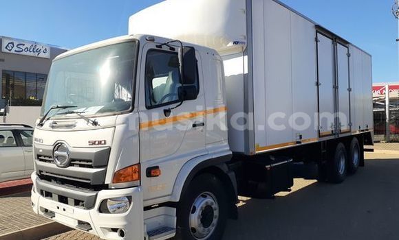 Nunua Ilio tumika Hino 300 Series Nyeupe Lori ndani ya Beitbridge nchini Matabeleland Kusini