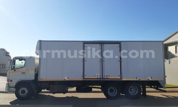 Buy Used Hino 300 Series White Truck in Beitbridge in Matabeleland South Buy Used Hino 300 Series White Truck in Beitbridge in Matabeleland South