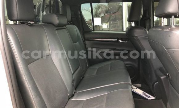 Buy Used Toyota Hilux Silver Car in Beitbridge in Matabeleland South Buy Used Toyota Hilux Silver Car in Beitbridge in Matabeleland South