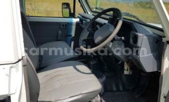 Nunua Ilio tumika Toyota Land Cruiser Nyeupe Gari ndani ya Beitbridge nchini Matabeleland Kusini Nunua Ilio tumika Toyota Land Cruiser Nyeupe Gari ndani ya Beitbridge nchini Matabeleland Kusini