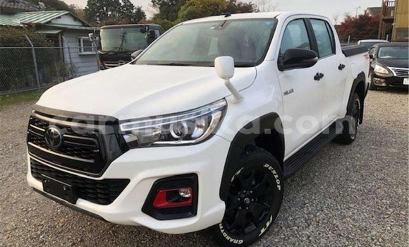 Buy Import Toyota Hilux White Car in Beitbridge in Matabeleland South
