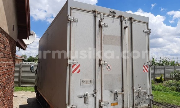 Nunua Ilio tumika Hino 300 Fedha Lori ndani ya Mutare nchini Manicaland Nunua Ilio tumika Hino 300 Fedha Lori ndani ya Mutare nchini Manicaland