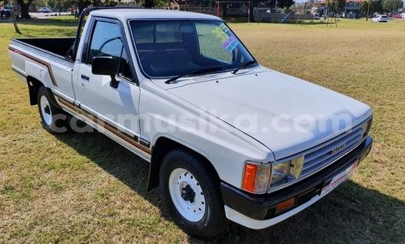 Buy Used Toyota Hilux White Car in Beitbridge in Matabeleland South Buy Used Toyota Hilux White Car in Beitbridge in Matabeleland South