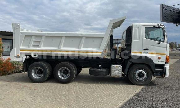 Tenga Tsaru Hino 300 Series Chena Rori in Chitungwiza in Harare Tenga Tsaru Hino 300 Series Chena Rori in Chitungwiza in Harare