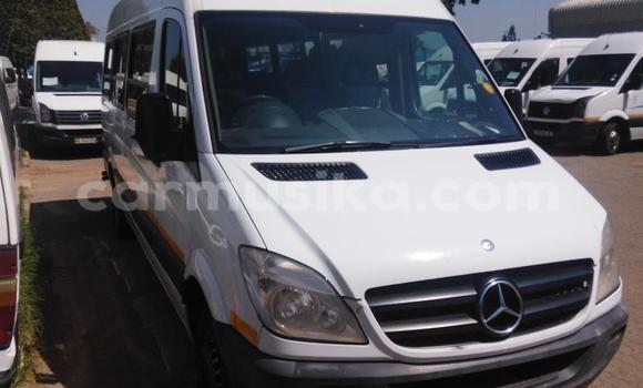 Tenga Tsaru Mercedes‒Benz Sprinter Chena Rori in Beitbridge in Matabeleland South Tenga Tsaru Mercedes‒Benz Sprinter Chena Rori in Beitbridge in Matabeleland South