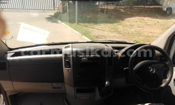 Tenga Tsaru Mercedes‒Benz Sprinter Chena Rori in Beitbridge in Matabeleland South Tenga Tsaru Mercedes‒Benz Sprinter Chena Rori in Beitbridge in Matabeleland South