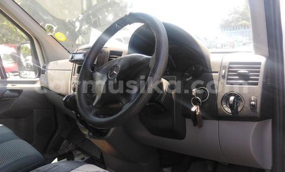 Tenga Tsaru Mercedes‒Benz Sprinter Chena Rori in Beitbridge in Matabeleland South Tenga Tsaru Mercedes‒Benz Sprinter Chena Rori in Beitbridge in Matabeleland South