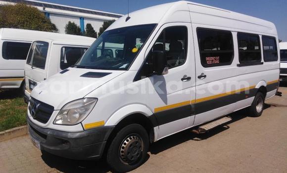 Tenga Tsaru Mercedes‒Benz Sprinter Chena Rori in Beitbridge in Matabeleland South Tenga Tsaru Mercedes‒Benz Sprinter Chena Rori in Beitbridge in Matabeleland South