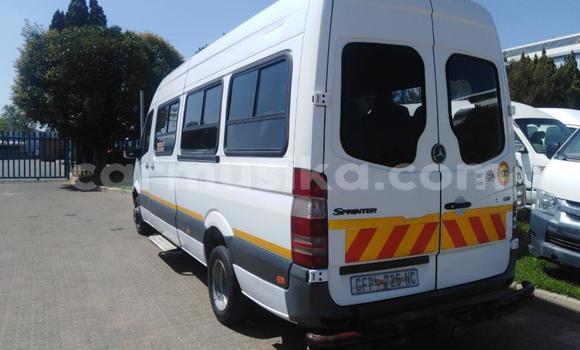 Tenga Tsaru Mercedes‒Benz Sprinter Chena Rori in Beitbridge in Matabeleland South Tenga Tsaru Mercedes‒Benz Sprinter Chena Rori in Beitbridge in Matabeleland South