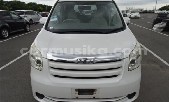 Acheter Occasion Voiture Toyota Noah Blanc à Beitbridge, Matabeleland South