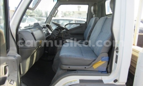 Acheter Occasion Utilitaire Mitsubishi Canter Blanc à Beitbridge, Matabeleland South Acheter Occasion Utilitaire Mitsubishi Canter Blanc à Beitbridge, Matabeleland South